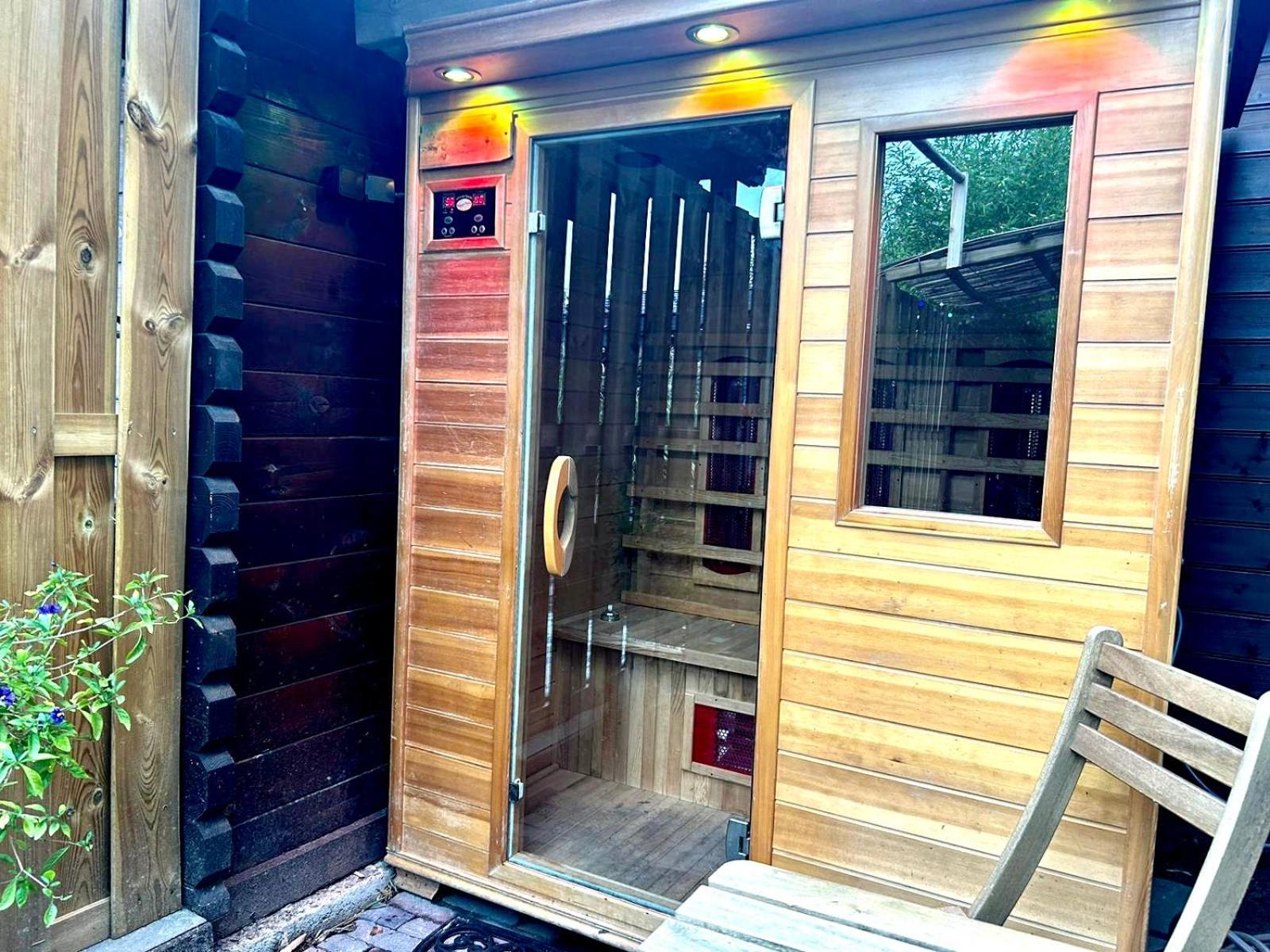 Jungle Style Lodge With Jacuzzi ,Sauna And Garden Near Amsterdam Vijfhuizen Екстериор снимка